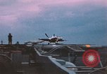 Standbild F-18 A Hornet aircrfat Atlantik, 1986, aus Sekunde 48 historischem Filmmaterial Videoclip 65675066961
