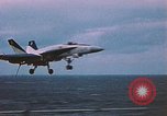 Standbild F-18 A Hornet aircrfat Atlantik, 1986, aus Sekunde 49 historischem Filmmaterial Videoclip 65675066961