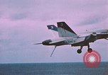 Standbild F-18 A Hornet aircrfat Atlantik, 1986, aus Sekunde 50 historischem Filmmaterial Videoclip 65675066961