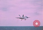 Standbild F-18 A Hornet aircrfat Atlantik, 1986, aus Sekunde 51 historischem Filmmaterial Videoclip 65675066961