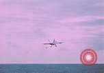Standbild F-18 A Hornet aircrfat Atlantik, 1986, aus Sekunde 52 historischem Filmmaterial Videoclip 65675066961