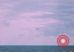 Standbild F-18 A Hornet aircrfat Atlantik, 1986, aus Sekunde 55 historischem Filmmaterial Videoclip 65675066961