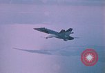 Standbild F-18 A Hornet aircrfat Atlantik, 1986, aus Sekunde 58 historischem Filmmaterial Videoclip 65675066961