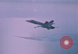 Standbild F-18 A Hornet aircrfat Atlantik, 1986, aus Sekunde 59 historischem Filmmaterial Videoclip 65675066961