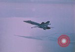 Standbild F-18 A Hornet aircrfat Atlantik, 1986, aus Sekunde 60 historischem Filmmaterial Videoclip 65675066961