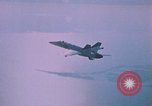 Standbild F-18 A Hornet aircrfat Atlantik, 1986, aus Sekunde 61 historischem Filmmaterial Videoclip 65675066961