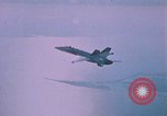 Standbild F-18 A Hornet aircrfat Atlantik, 1986, aus Sekunde 62 historischem Filmmaterial Videoclip 65675066961