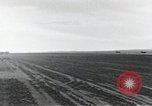 Standbild F-100 stürzt nach einer versuchten Landung California United States USA, 1956, aus Sekunde 10 historischem Filmmaterial Videoclip 65675067051