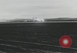 Standbild F-100 stürzt nach einer versuchten Landung California United States USA, 1956, aus Sekunde 30 historischem Filmmaterial Videoclip 65675067051