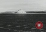 Standbild F-100 stürzt nach einer versuchten Landung California United States USA, 1956, aus Sekunde 31 historischem Filmmaterial Videoclip 65675067051