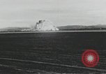 Standbild F-100 stürzt nach einer versuchten Landung California United States USA, 1956, aus Sekunde 32 historischem Filmmaterial Videoclip 65675067051