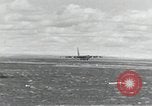 Standbild B-52 Landing Gear kollabiert während des Starts und Landungen California United States USA, 1953, aus Sekunde 15 historischem Filmmaterial Videoclip 65675067052