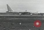 Standbild B-52 Landing Gear kollabiert während des Starts und Landungen California United States USA, 1953, aus Sekunde 45 historischem Filmmaterial Videoclip 65675067052