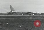 Standbild B-52 Landing Gear kollabiert während des Starts und Landungen California United States USA, 1953, aus Sekunde 47 historischem Filmmaterial Videoclip 65675067052