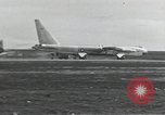 Standbild B-52 Landing Gear kollabiert während des Starts und Landungen California United States USA, 1953, aus Sekunde 49 historischem Filmmaterial Videoclip 65675067052