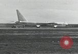 Standbild B-52 Landing Gear kollabiert während des Starts und Landungen California United States USA, 1953, aus Sekunde 51 historischem Filmmaterial Videoclip 65675067052