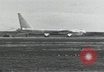 Standbild B-52 Landing Gear kollabiert während des Starts und Landungen California United States USA, 1953, aus Sekunde 52 historischem Filmmaterial Videoclip 65675067052