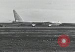 Standbild B-52 Landing Gear kollabiert während des Starts und Landungen California United States USA, 1953, aus Sekunde 53 historischem Filmmaterial Videoclip 65675067052