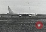 Standbild B-52 Landing Gear kollabiert während des Starts und Landungen California United States USA, 1953, aus Sekunde 54 historischem Filmmaterial Videoclip 65675067052