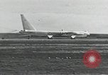 Standbild B-52 Landing Gear kollabiert während des Starts und Landungen California United States USA, 1953, aus Sekunde 55 historischem Filmmaterial Videoclip 65675067052
