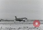 Standbild XB-51 Luftfahrzeug landet auf der Edwards Air Force Base California United States USA, 1951, aus Sekunde 50 historischem Filmmaterial Videoclip 65675067053