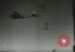Standbild Am ersten Tag Licht Bombenangriff über Berlin Berlin Deutschland, 1944, aus Sekunde 28 historischem Filmmaterial Videoclip 65675067063