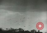Standbild Am ersten Tag Licht Bombenangriff über Berlin Berlin Deutschland, 1944, aus Sekunde 45 historischem Filmmaterial Videoclip 65675067063