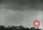 Standbild Am ersten Tag Licht Bombenangriff über Berlin Berlin Deutschland, 1944, aus Sekunde 46 historischem Filmmaterial Videoclip 65675067063