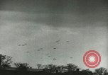 Standbild Am ersten Tag Licht Bombenangriff über Berlin Berlin Deutschland, 1944, aus Sekunde 48 historischem Filmmaterial Videoclip 65675067063