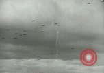 Standbild Am ersten Tag Licht Bombenangriff über Berlin Berlin Deutschland, 1944, aus Sekunde 49 historischem Filmmaterial Videoclip 65675067063
