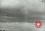 Standbild Am ersten Tag Licht Bombenangriff über Berlin Berlin Deutschland, 1944, aus Sekunde 52 historischem Filmmaterial Videoclip 65675067063