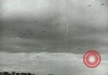 Standbild Am ersten Tag Licht Bombenangriff über Berlin Berlin Deutschland, 1944, aus Sekunde 53 historischem Filmmaterial Videoclip 65675067063