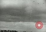 Standbild Am ersten Tag Licht Bombenangriff über Berlin Berlin Deutschland, 1944, aus Sekunde 55 historischem Filmmaterial Videoclip 65675067063