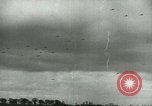 Standbild Am ersten Tag Licht Bombenangriff über Berlin Berlin Deutschland, 1944, aus Sekunde 57 historischem Filmmaterial Videoclip 65675067063