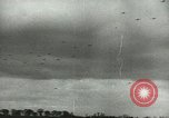 Standbild Am ersten Tag Licht Bombenangriff über Berlin Berlin Deutschland, 1944, aus Sekunde 58 historischem Filmmaterial Videoclip 65675067063