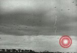 Standbild Am ersten Tag Licht Bombenangriff über Berlin Berlin Deutschland, 1944, aus Sekunde 59 historischem Filmmaterial Videoclip 65675067063
