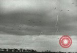 Standbild Am ersten Tag Licht Bombenangriff über Berlin Berlin Deutschland, 1944, aus Sekunde 60 historischem Filmmaterial Videoclip 65675067063