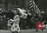 Standbild eine Parade Milwaukee Wisconsin USA, 1944, aus Sekunde 15 historischem Filmmaterial Videoclip 65675067072