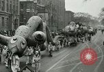 Standbild eine Parade Milwaukee Wisconsin USA, 1944, aus Sekunde 21 historischem Filmmaterial Videoclip 65675067072