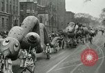 Standbild eine Parade Milwaukee Wisconsin USA, 1944, aus Sekunde 22 historischem Filmmaterial Videoclip 65675067072
