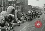 Standbild eine Parade Milwaukee Wisconsin USA, 1944, aus Sekunde 23 historischem Filmmaterial Videoclip 65675067072