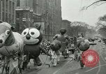 Standbild eine Parade Milwaukee Wisconsin USA, 1944, aus Sekunde 26 historischem Filmmaterial Videoclip 65675067072