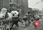 Standbild eine Parade Milwaukee Wisconsin USA, 1944, aus Sekunde 27 historischem Filmmaterial Videoclip 65675067072