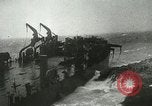 Standbild USS LST-349 Gründer auf Felsen aus Ponza Italien im Sturm Italien, 1944, aus Sekunde 7 historischem Filmmaterial Videoclip 65675067074