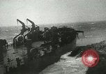 Standbild USS LST-349 Gründer auf Felsen aus Ponza Italien im Sturm Italien, 1944, aus Sekunde 8 historischem Filmmaterial Videoclip 65675067074