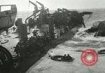 Standbild USS LST-349 Gründer auf Felsen aus Ponza Italien im Sturm Italien, 1944, aus Sekunde 23 historischem Filmmaterial Videoclip 65675067074