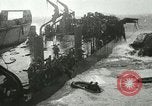 Standbild USS LST-349 Gründer auf Felsen aus Ponza Italien im Sturm Italien, 1944, aus Sekunde 24 historischem Filmmaterial Videoclip 65675067074
