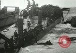 Standbild USS LST-349 Gründer auf Felsen aus Ponza Italien im Sturm Italien, 1944, aus Sekunde 25 historischem Filmmaterial Videoclip 65675067074