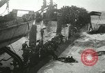 Standbild USS LST-349 Gründer auf Felsen aus Ponza Italien im Sturm Italien, 1944, aus Sekunde 26 historischem Filmmaterial Videoclip 65675067074