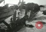 Standbild USS LST-349 Gründer auf Felsen aus Ponza Italien im Sturm Italien, 1944, aus Sekunde 27 historischem Filmmaterial Videoclip 65675067074